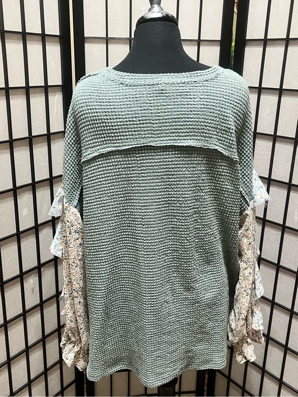 GIGIO USA Women's Sage Green Waffle Knit, RUFFLE RAW EDGE Floral Sleeve Top SZ L - Picture 7 of 13